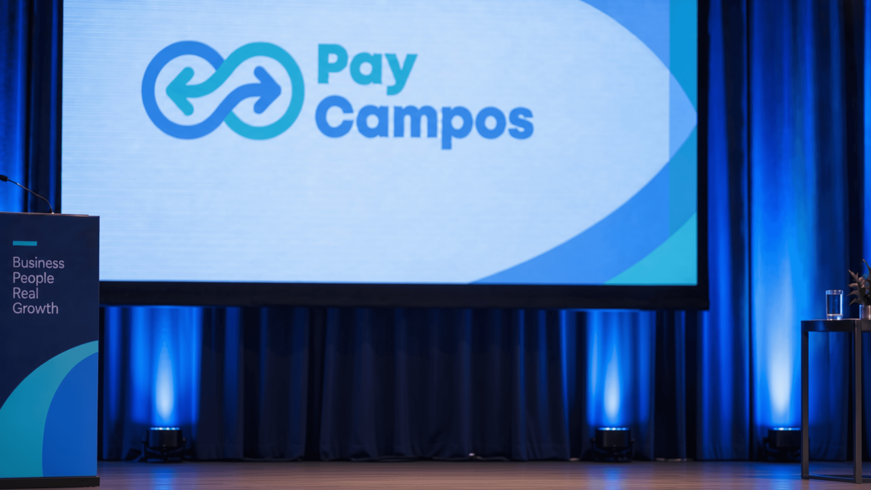 Pay Campos facilitando un taller con su equipo